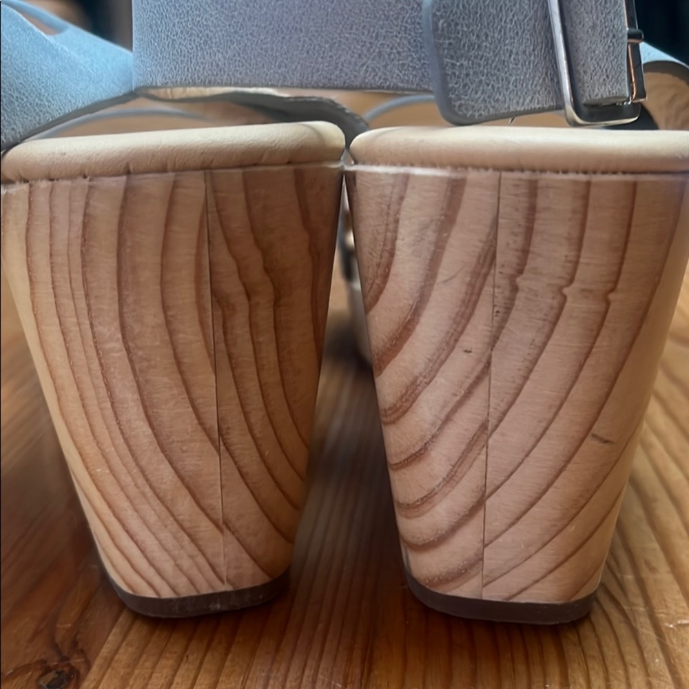 Nisolo Gray Leather Sandals with Chic Elevation on wooden platform. - Picture 3 of 11